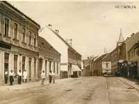 Nazorova ulica, pogled prema središtu Petrinje  Ulica Vladimira Nazora 22 Kuća Vuksan/Šram građena je krajem 19. stoljeća na kojoj su vidljivi stilski oblici arhitekture historicizma i neoklasicizma. Godine 1892. ovdje se nalazila trgovina i tiskara A. Pirnatha, zatim tiskara Benko do 1898. te knjižara Šram 1924. godine. Od 1931. do 1945. godine u ovoj kući bila je knjigovežnica Vilka Massarija.